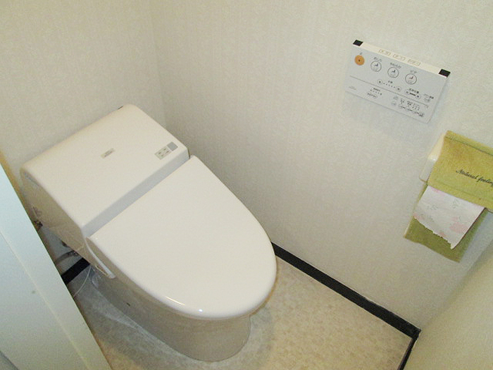 松戸市松戸　N様　トイレ交換・クロス張替え・電源設置