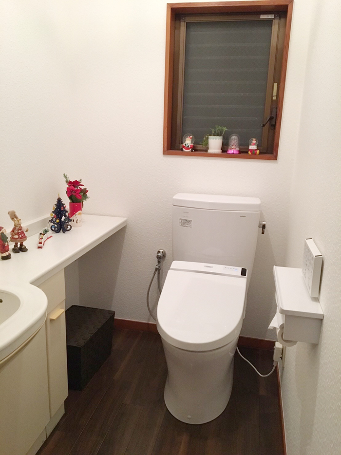 １階と２階のトイレをリフォームしました。洗面所と共にクロス（壁紙）、クッションフロアも貼り替えています。
