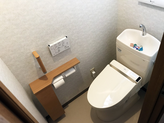 トイレ改修工事をいたしました。（その他、玄関と階段に手摺り取付工事もしています。）