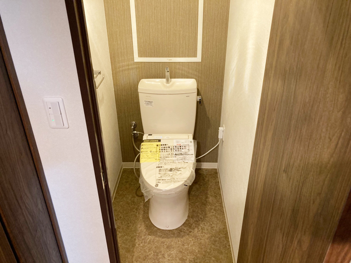 トイレ、便座交換しました。TOTOのウォシュレットS1 壁リモコン 貯湯式です。内装もリフォームしました。（※キッチン、浴室、洗面、トイレ、リビング、洋室（２部屋）、和室の改修工事をしています。）