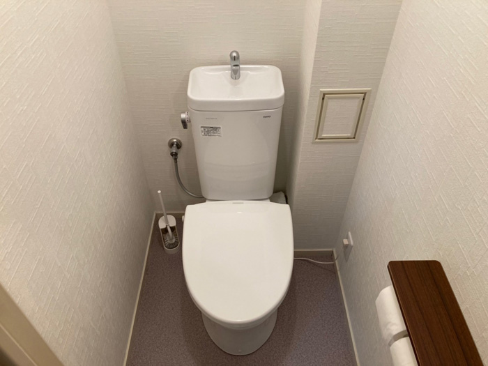 トイレのリフォーム工事をしました。便器部 本体は、TOTO／ピュアレストＭＲ。天井・壁：クロス　床：クッションフロアも交換しています。