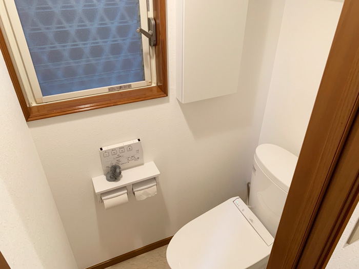 トイレのリフォーム工事をしました。TOTOのピュアレストEXに交換。天井・壁：クロス　床：クッションフロアも新しくしています。