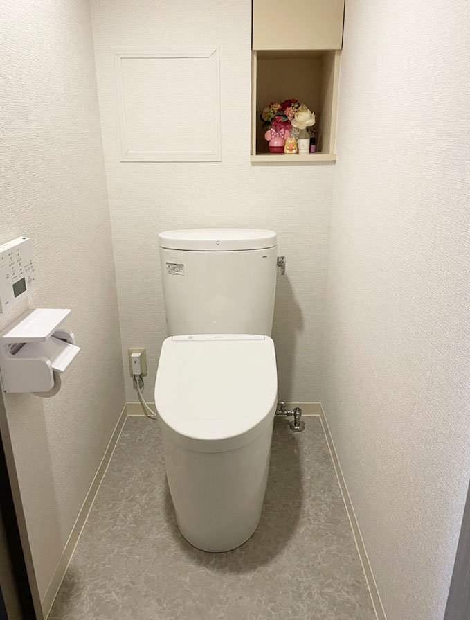 トイレが水漏れしたのを機に、リフォームされました。
便器は、TOTOのピュアレストEX（手洗いナシ）。それまで温水洗浄便座ではなかったので、TOTOのウォシュレットF1A　壁リモコン　瞬間式　リモコン洗浄を取り付けました。
天井・壁のクロス張り替えと、床のクッションフロアも張り替えています。